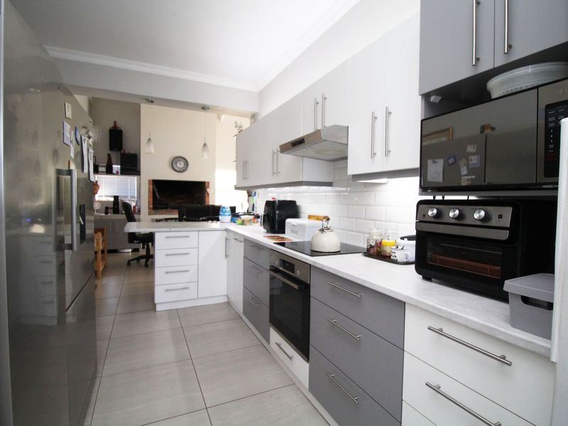 A spacious home in popular Groenkloof with farmland views and more. - Photo 10