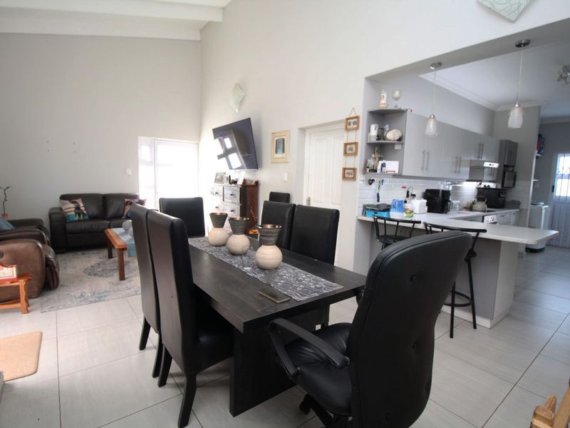 A spacious home in popular Groenkloof with farmland views and more. - Photo 7