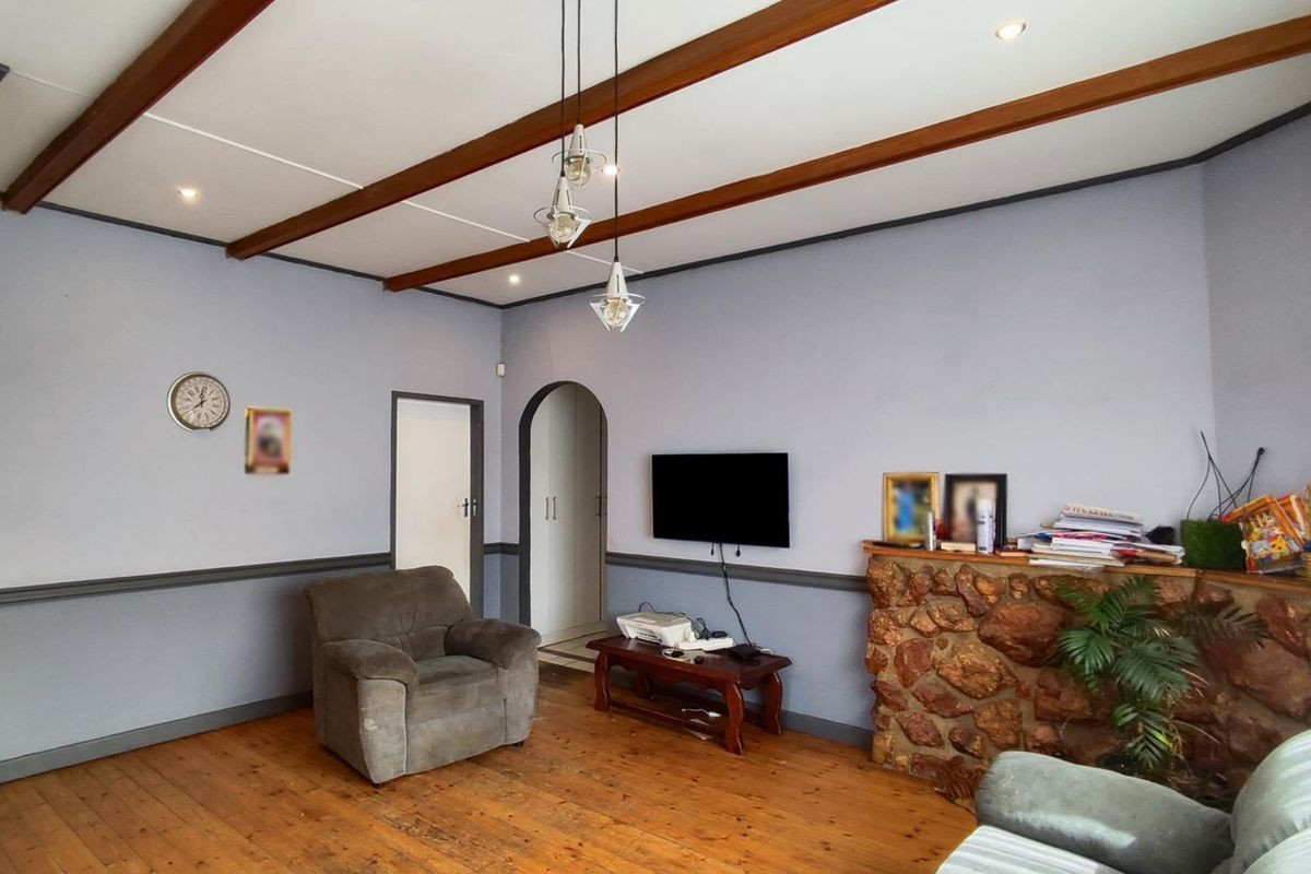 Dual Living Opportunity with Flatlets in Primrose - URGENT sale - Photo 2