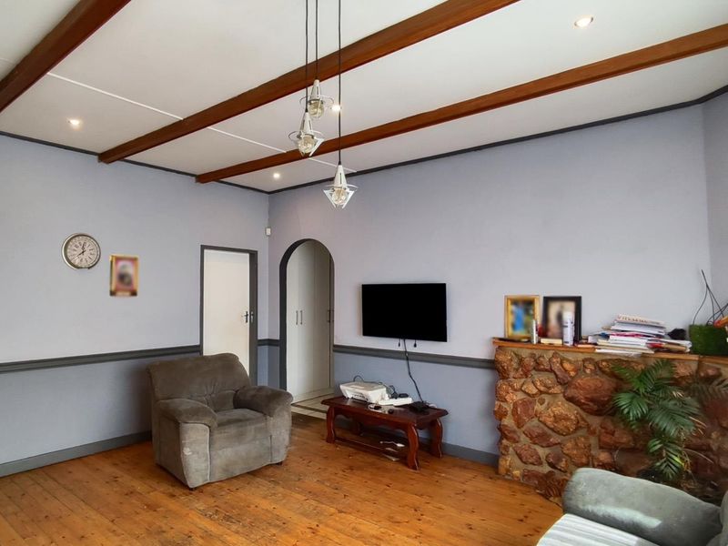 Dual Living Opportunity with Flatlets in Primrose - URGENT sale - Photo 2