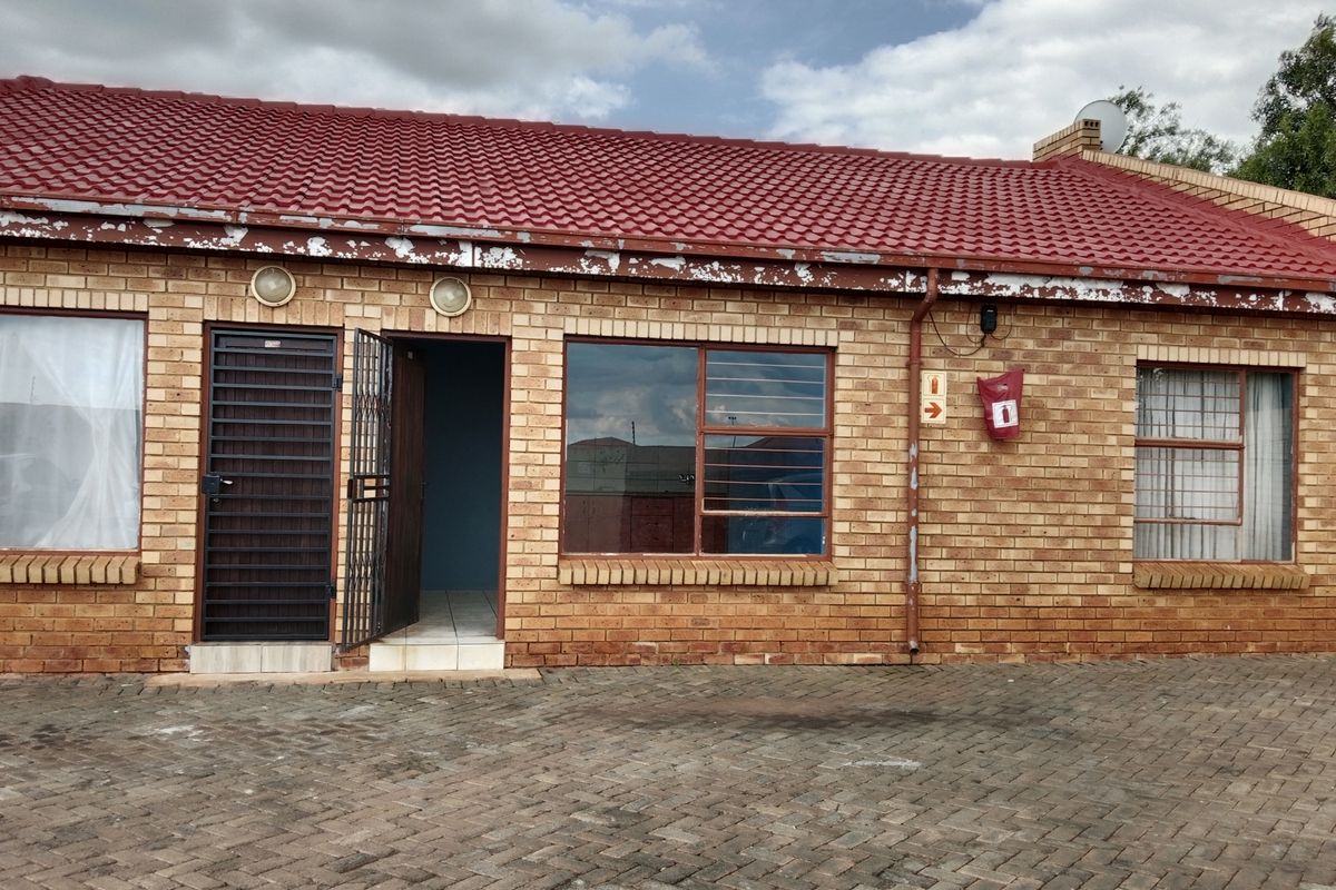 Affordable 1 Bedroom Unit in Opulent Mews! - Photo 3