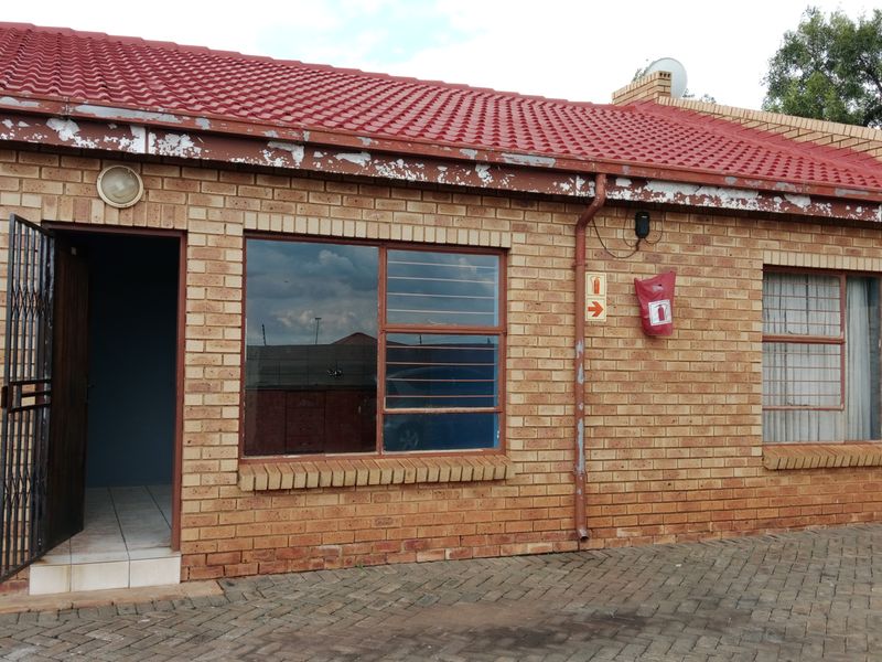 Affordable 1 Bedroom Unit in Opulent Mews! - Photo 2