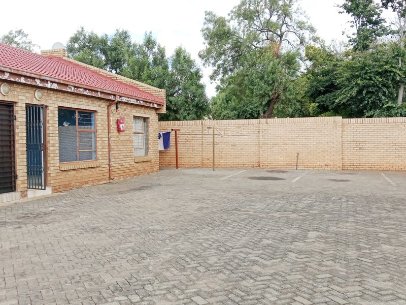 Affordable 1 Bedroom Unit in Opulent Mews! - Photo 5