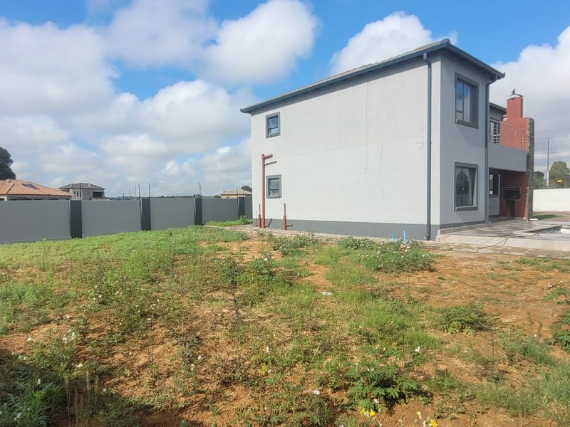 Designed for refined family living! - Photo 10