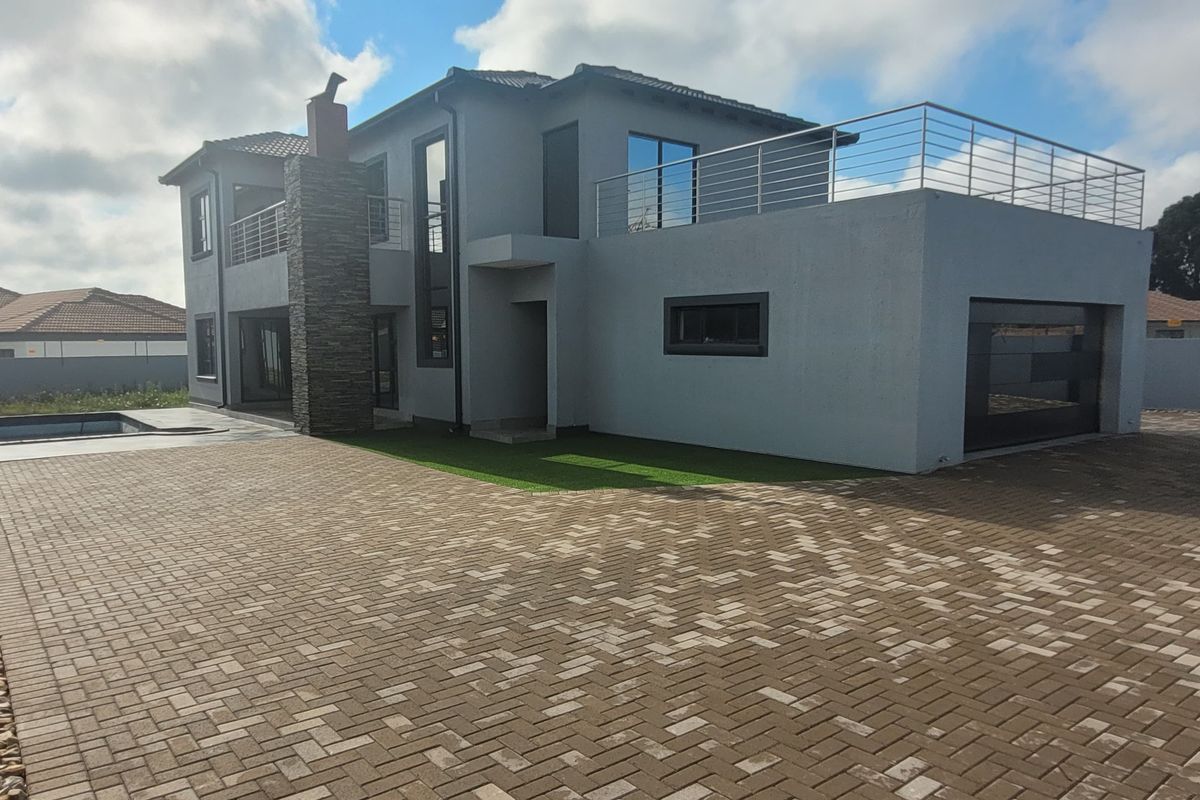 Designed for refined family living! - Photo 4