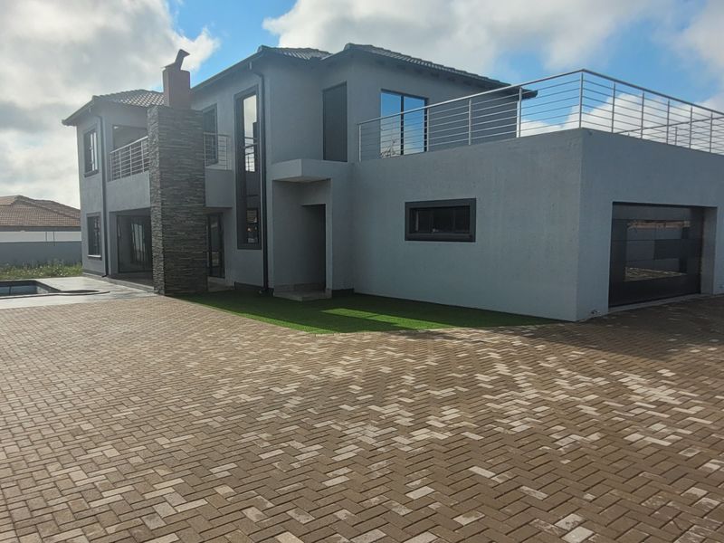 Designed for refined family living! - Photo 4