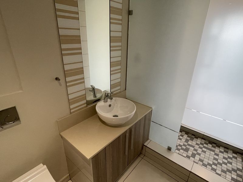 Stylish Apartment in the Heart of Rosebank - Photo 10