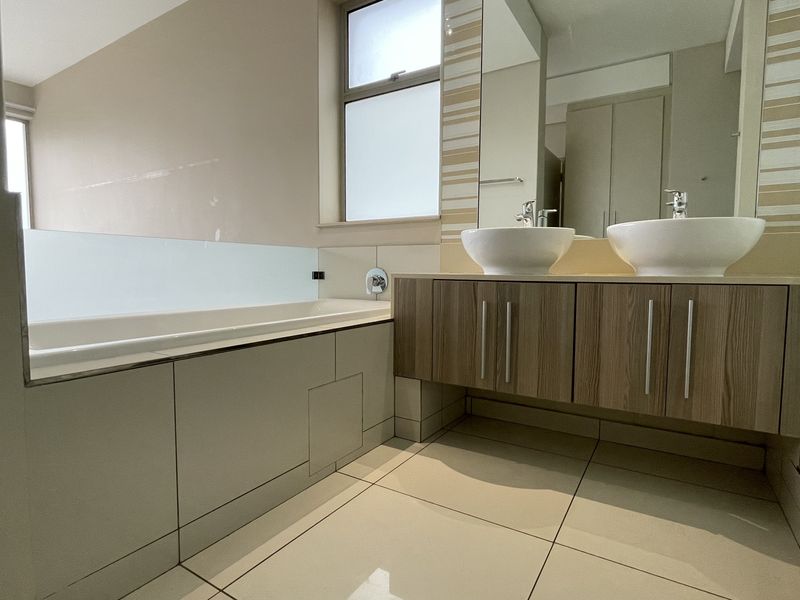 Stylish Apartment in the Heart of Rosebank - Photo 7