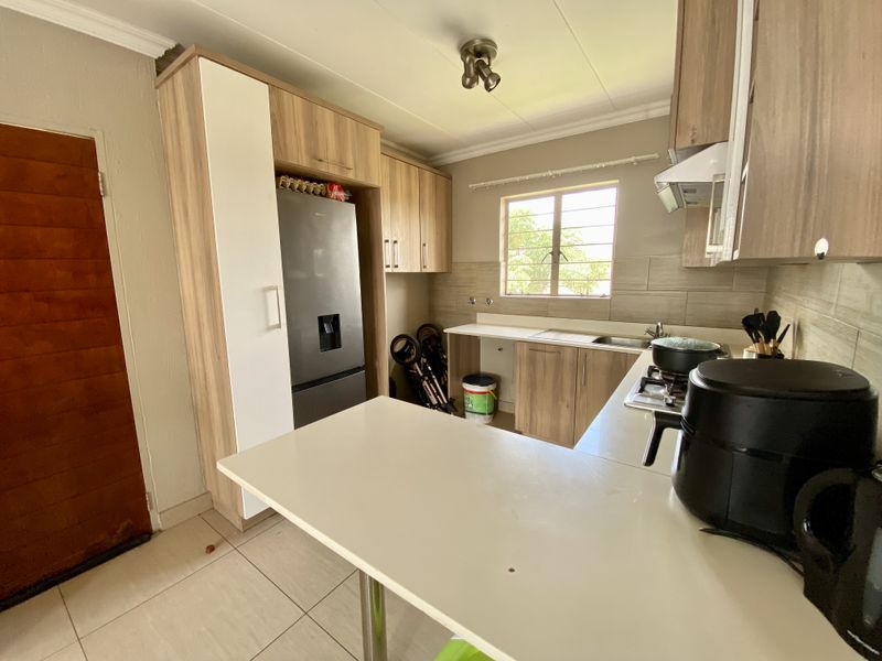 2 Bedroom Apartment for Sale in Grand West Estate, Andeon, Pretoria - Photo 5