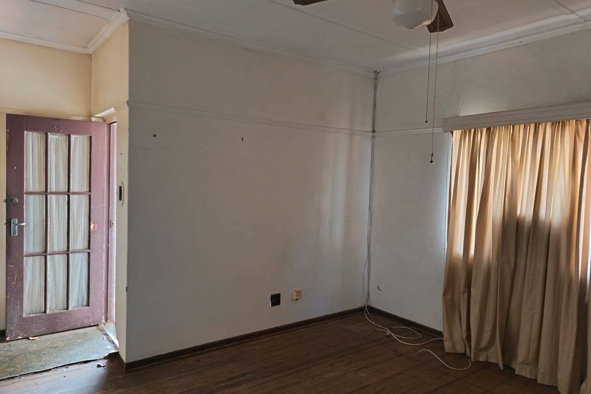 Grand old fixer-upper - Photo 2