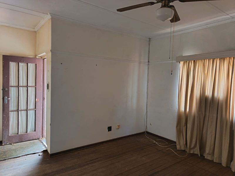 Grand old fixer-upper - Photo 2