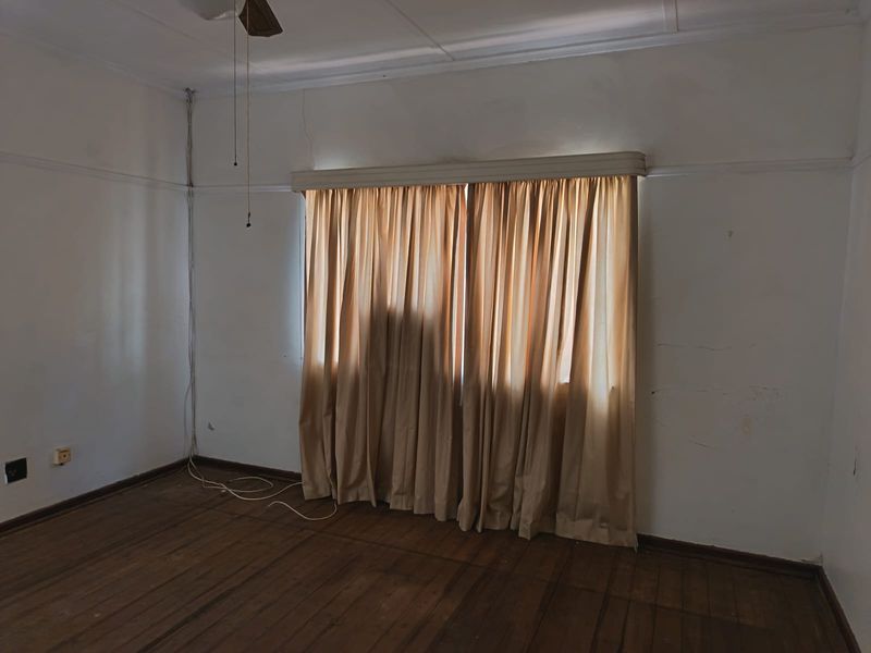 Grand old fixer-upper - Photo 3