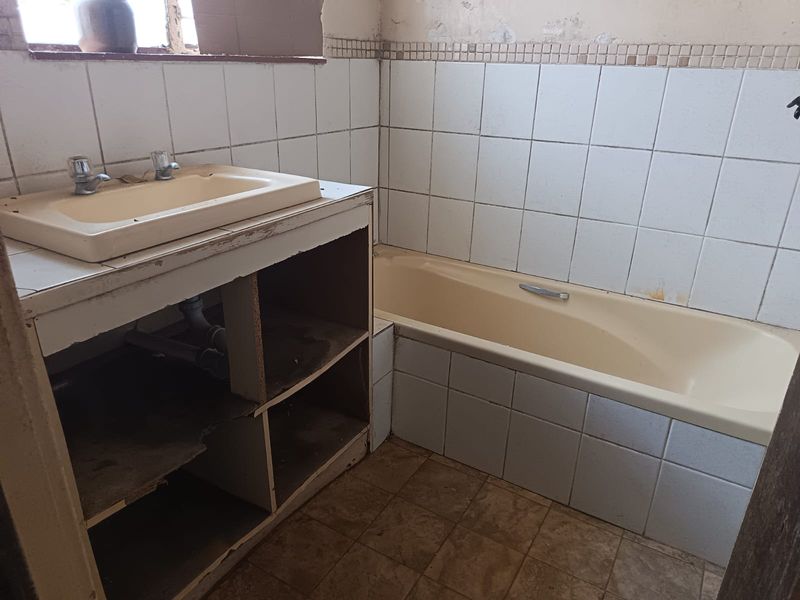 Grand old fixer-upper - Photo 9