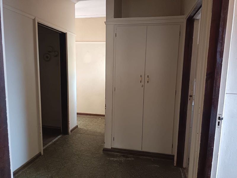 Grand old fixer-upper - Photo 7