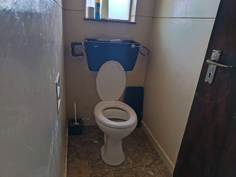 Grand old fixer-upper - Photo 8