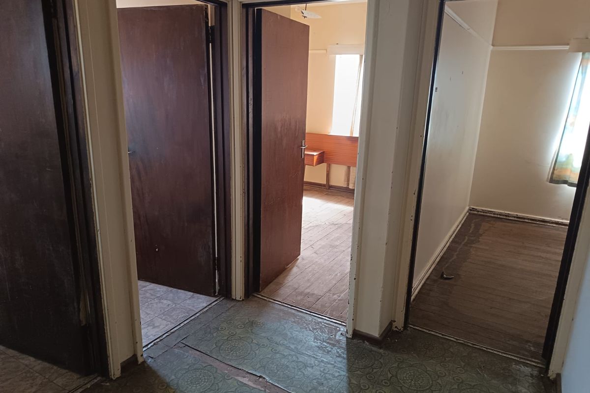 Grand old fixer-upper - Photo 4