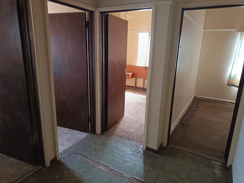 Grand old fixer-upper - Photo 4