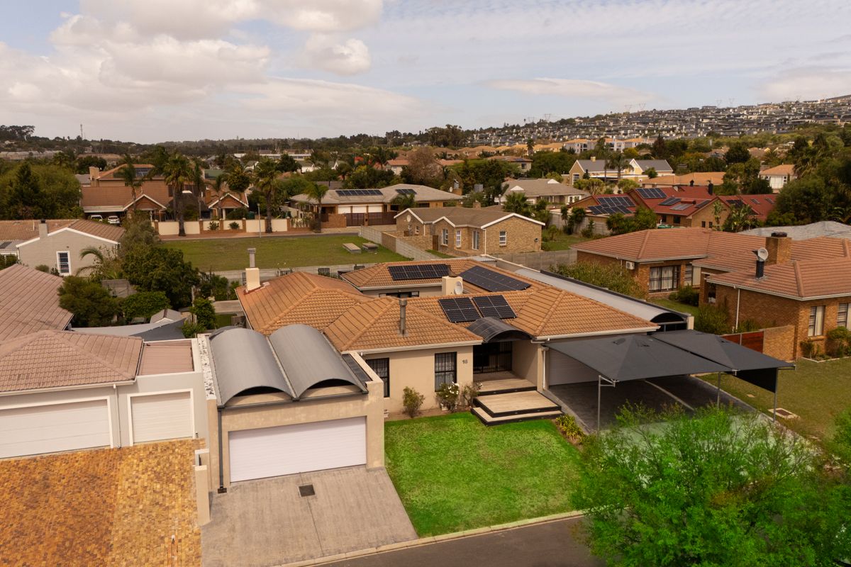 SPACIOUS FAMILY HOME IN PRIME D’URBANVALE – PERFECT FOR MODERN LIVING - Photo 2