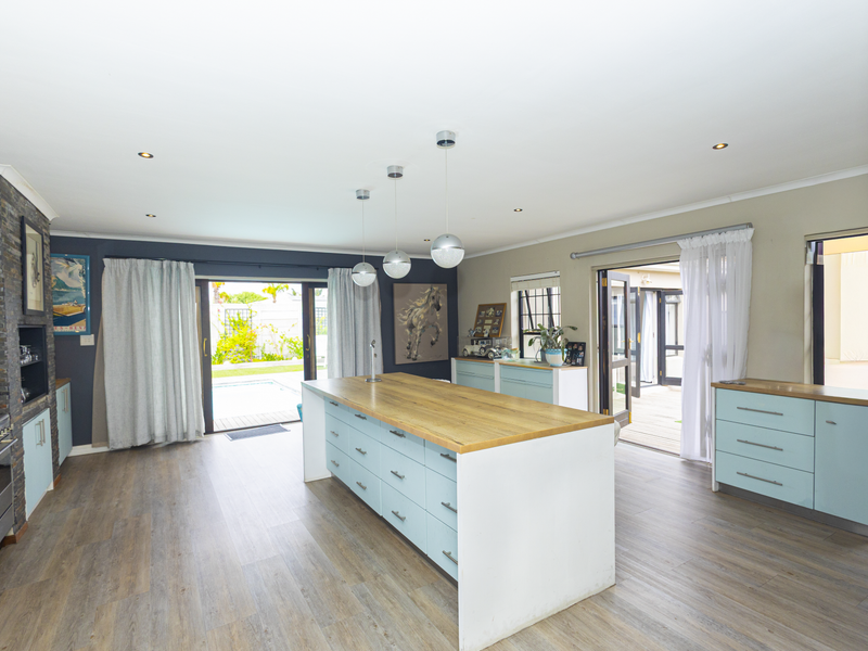 SPACIOUS FAMILY HOME IN PRIME D’URBANVALE – PERFECT FOR MODERN LIVING - Photo 9