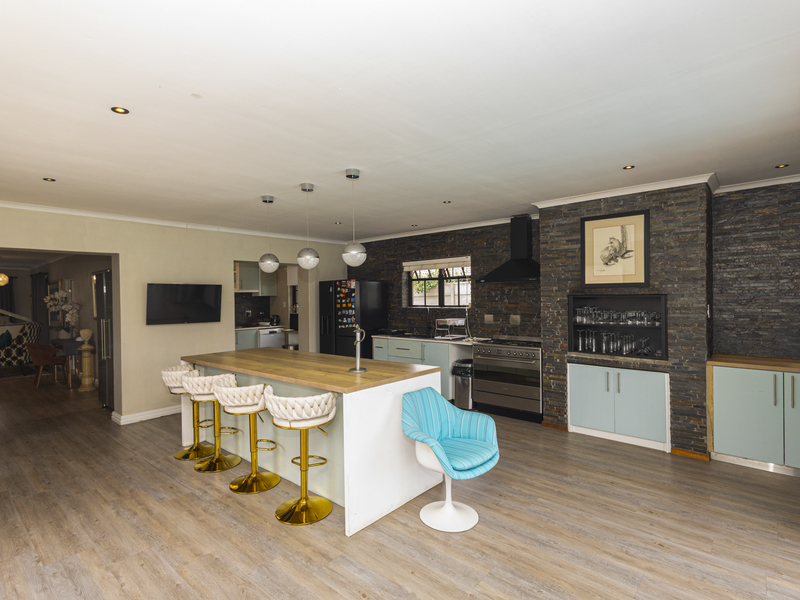 SPACIOUS FAMILY HOME IN PRIME D’URBANVALE – PERFECT FOR MODERN LIVING - Photo 8