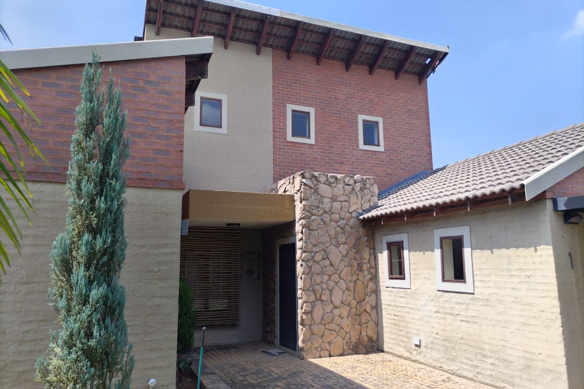 Charming 3-bedroom house in Waterval East, Rustenburg—perfect for families seeking comfort and space - Photo 3