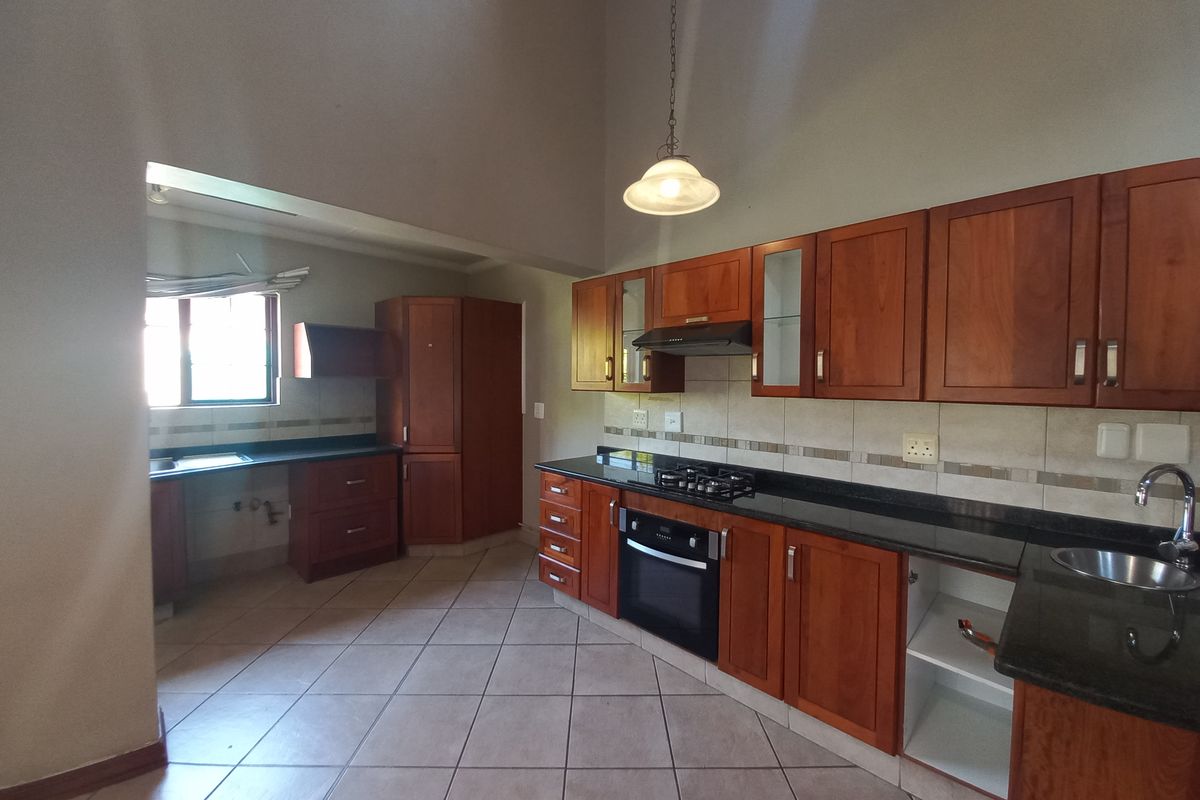 Charming 3-bedroom house in Waterval East, Rustenburg—perfect for families seeking comfort and space - Photo 5