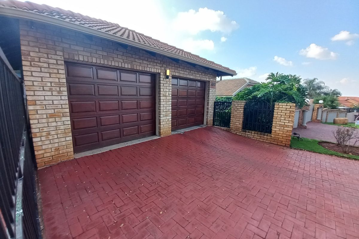 Spacious Home with Pool, Lapa & Dual Entertainment Areas - Photo 3