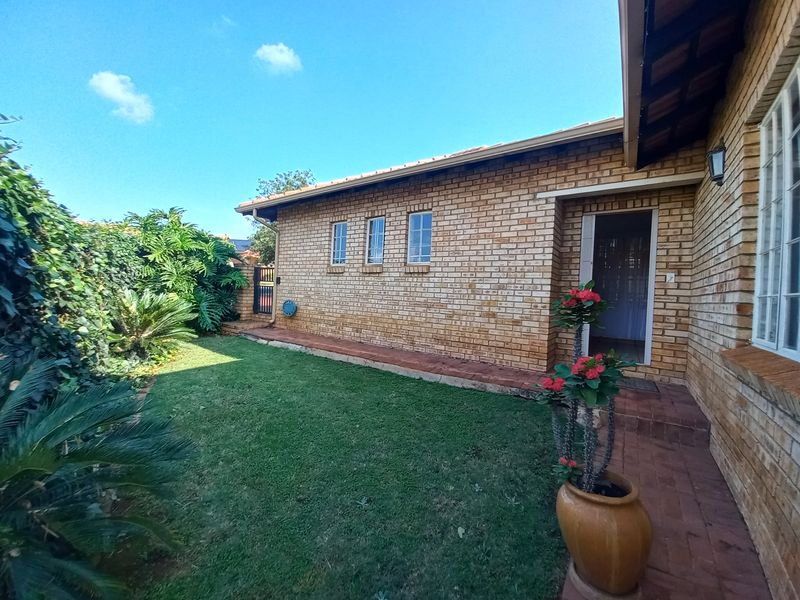 Spacious Home with Pool, Lapa & Dual Entertainment Areas - Photo 2