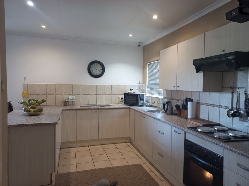 Spacious Home with Pool, Lapa & Dual Entertainment Areas - Photo 5