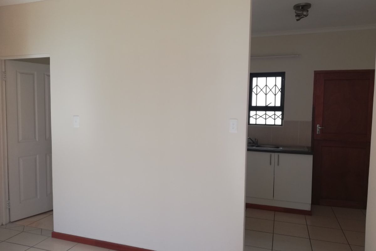 Neat Two Bedroom Townhouse in Secure Eco Estate – Cove Rock - Photo 3