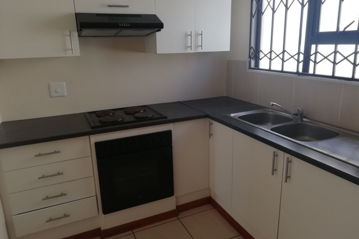 Neat Two Bedroom Townhouse in Secure Eco Estate – Cove Rock - Photo 2