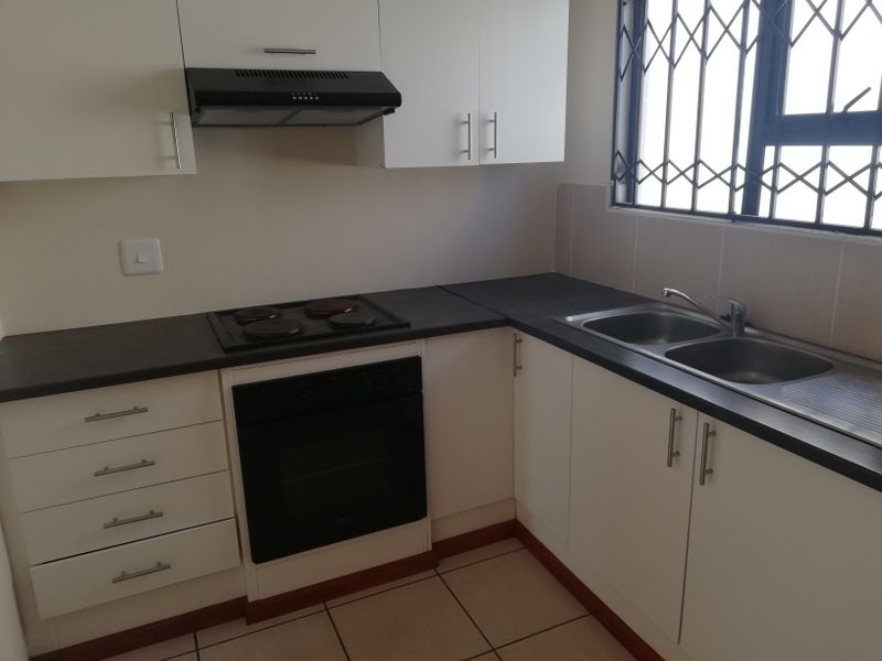 Neat Two Bedroom Townhouse in Secure Eco Estate – Cove Rock - Photo 2