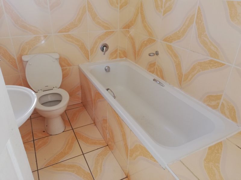 Neat Two Bedroom Townhouse in Secure Eco Estate – Cove Rock - Photo 7