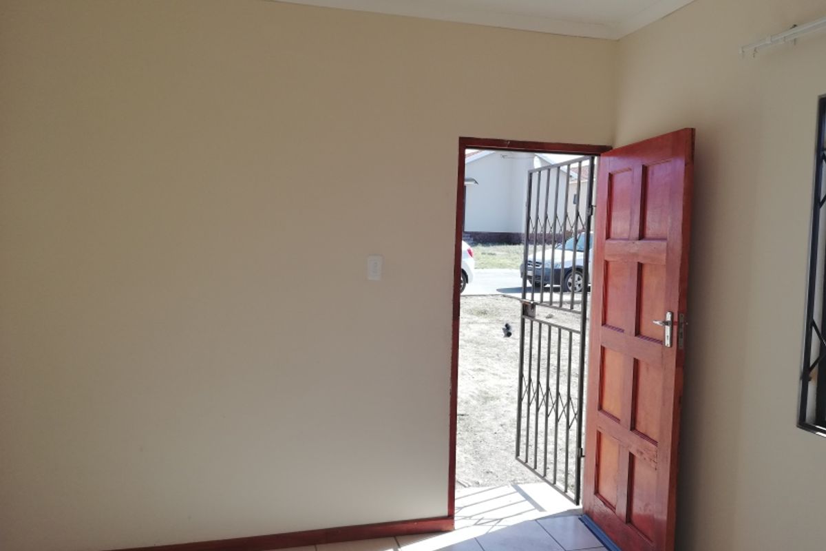 Neat Two Bedroom Townhouse in Secure Eco Estate – Cove Rock - Photo 4