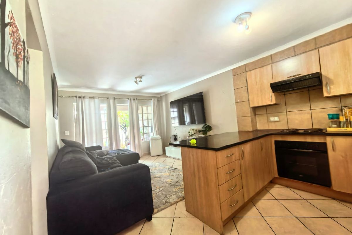 Charming 2-Bedroom Apartment with Private Yard - Photo 4