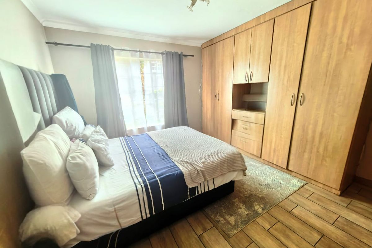 Charming 2-Bedroom Apartment with Private Yard - Photo 5