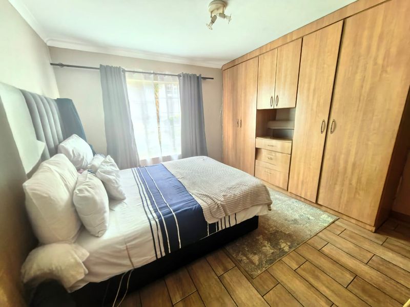 Charming 2-Bedroom Apartment with Private Yard - Photo 5