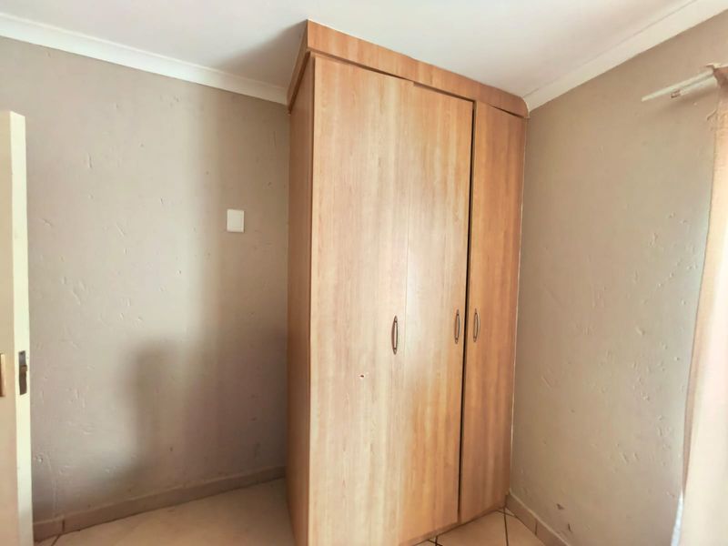 Charming 2-Bedroom Apartment with Private Yard - Photo 6