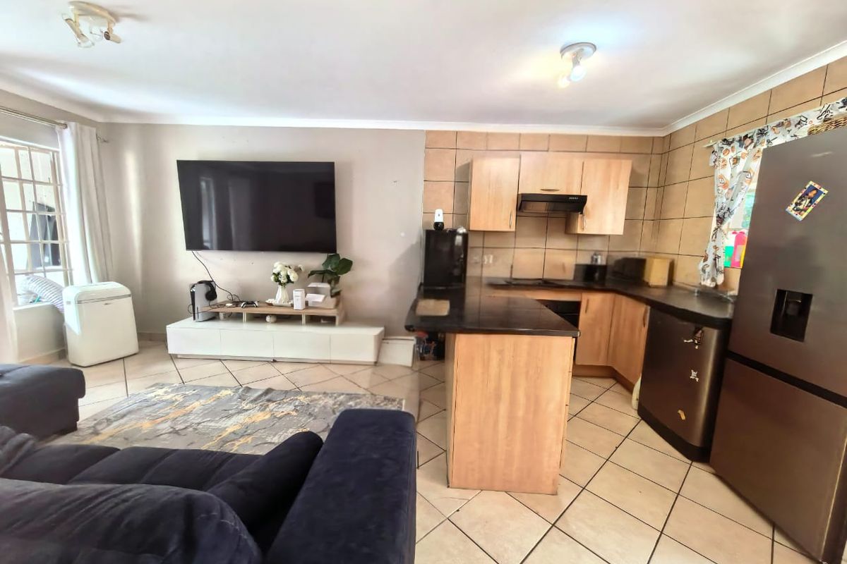 Charming 2-Bedroom Apartment with Private Yard - Photo 2