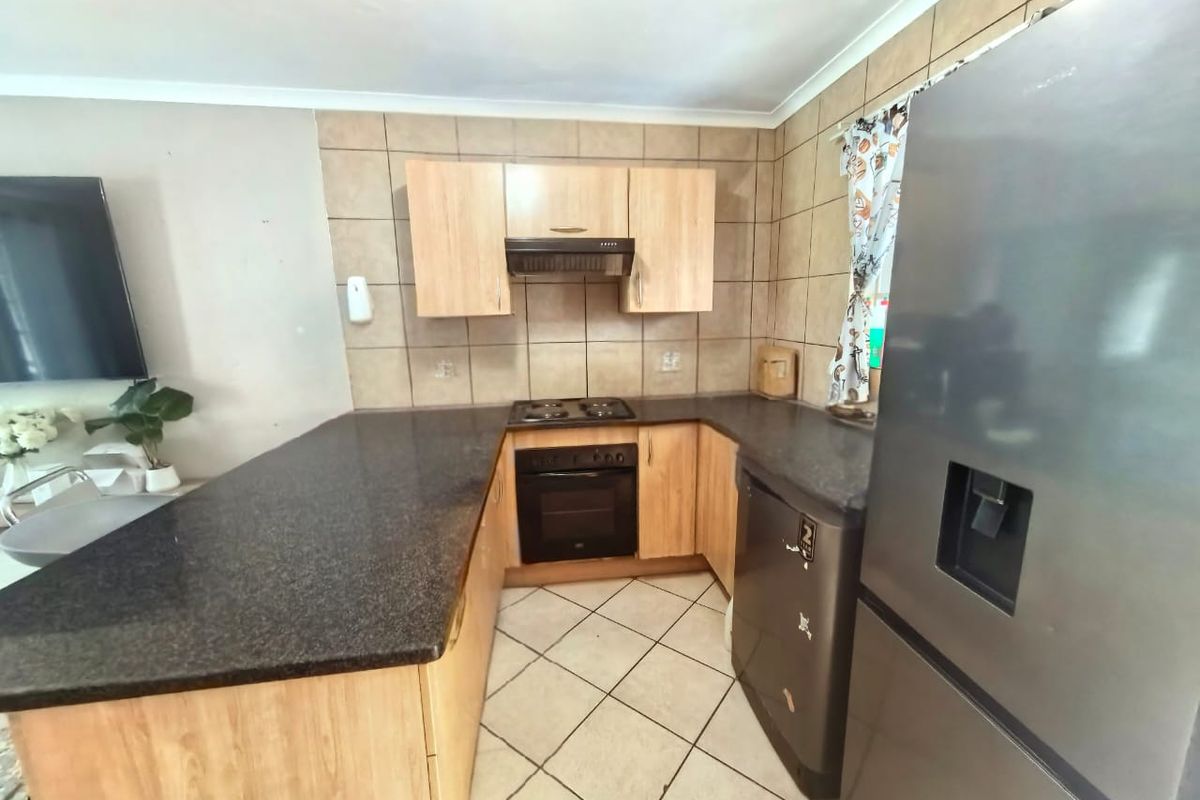 Charming 2-Bedroom Apartment with Private Yard - Photo 3