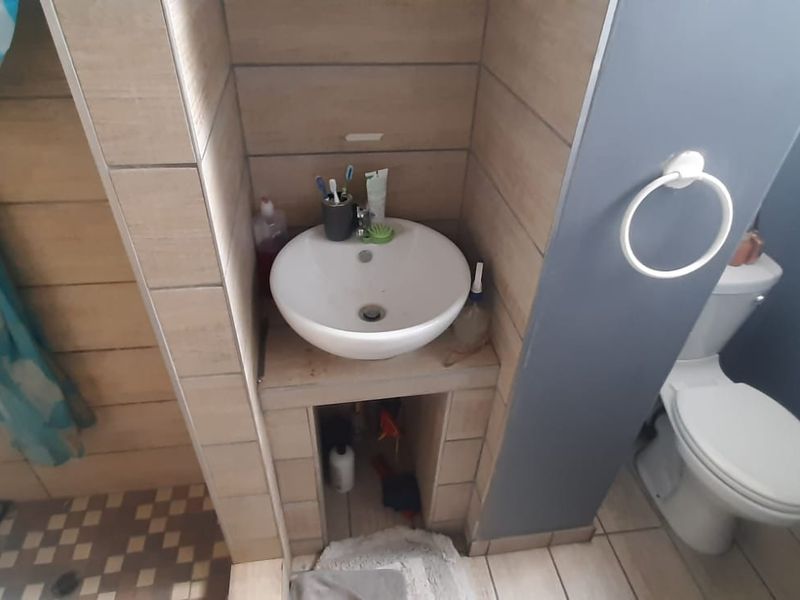 Charming 2 Bedroom Unit for Rent in Wonderboom South - Photo 4