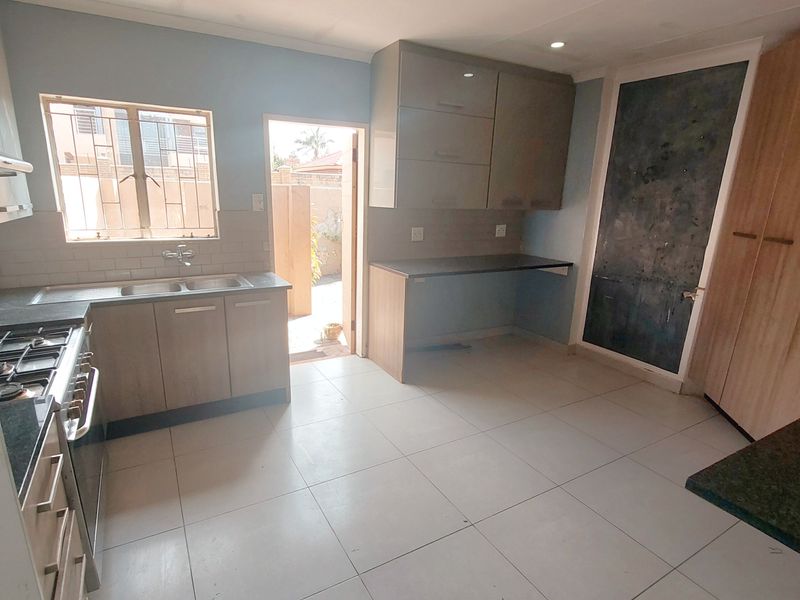 Excellent Investment opportunity in sough after complex! - Photo 4