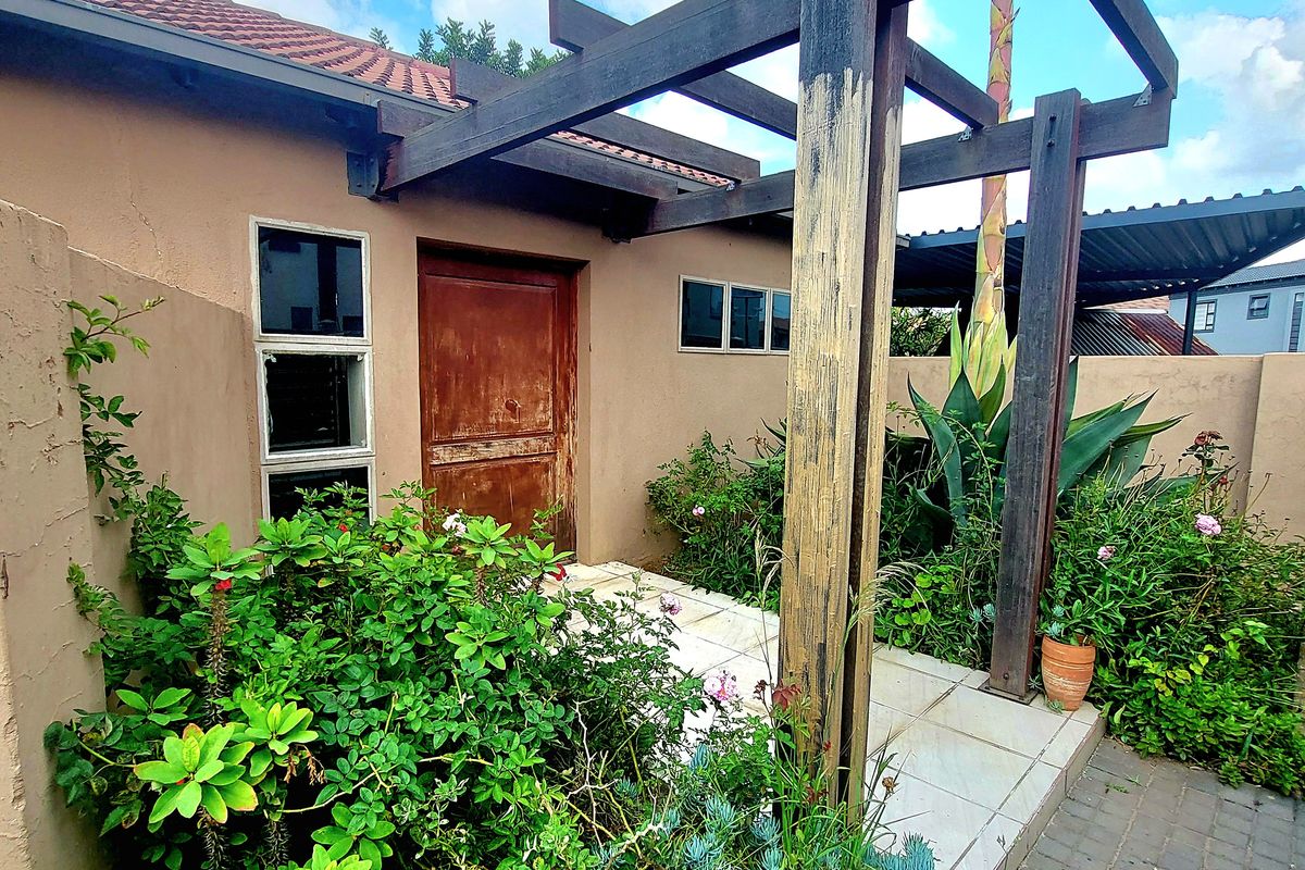 Excellent Investment opportunity in sough after complex! - Photo 3