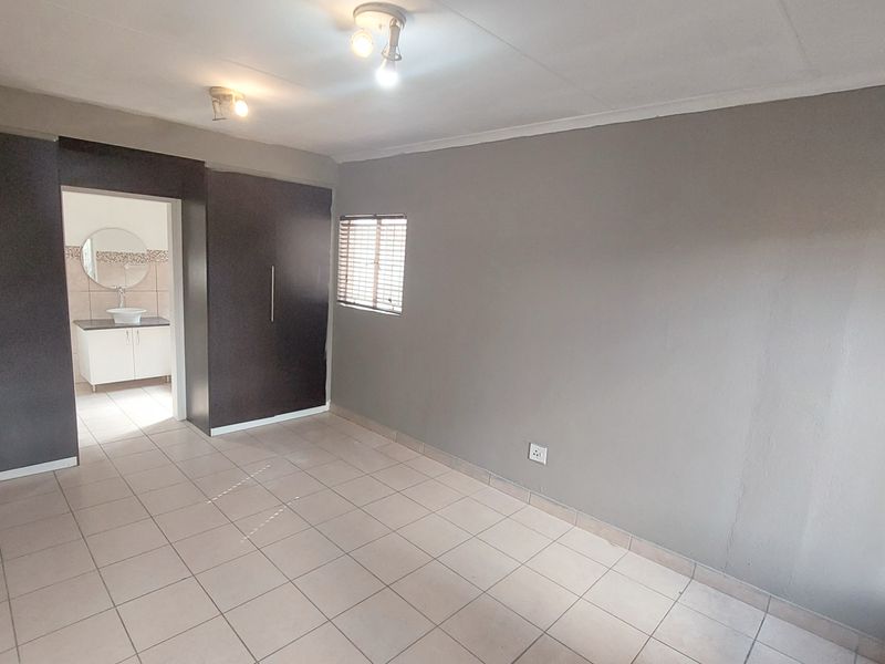 Excellent Investment opportunity in sough after complex! - Photo 9