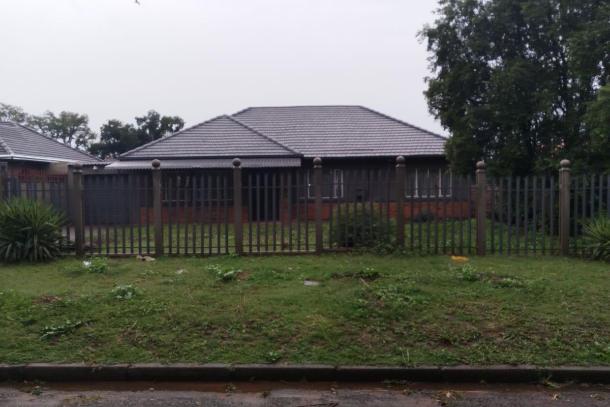 Charming Family Home in the Heart of Vanderbijlpark CE - Photo 2