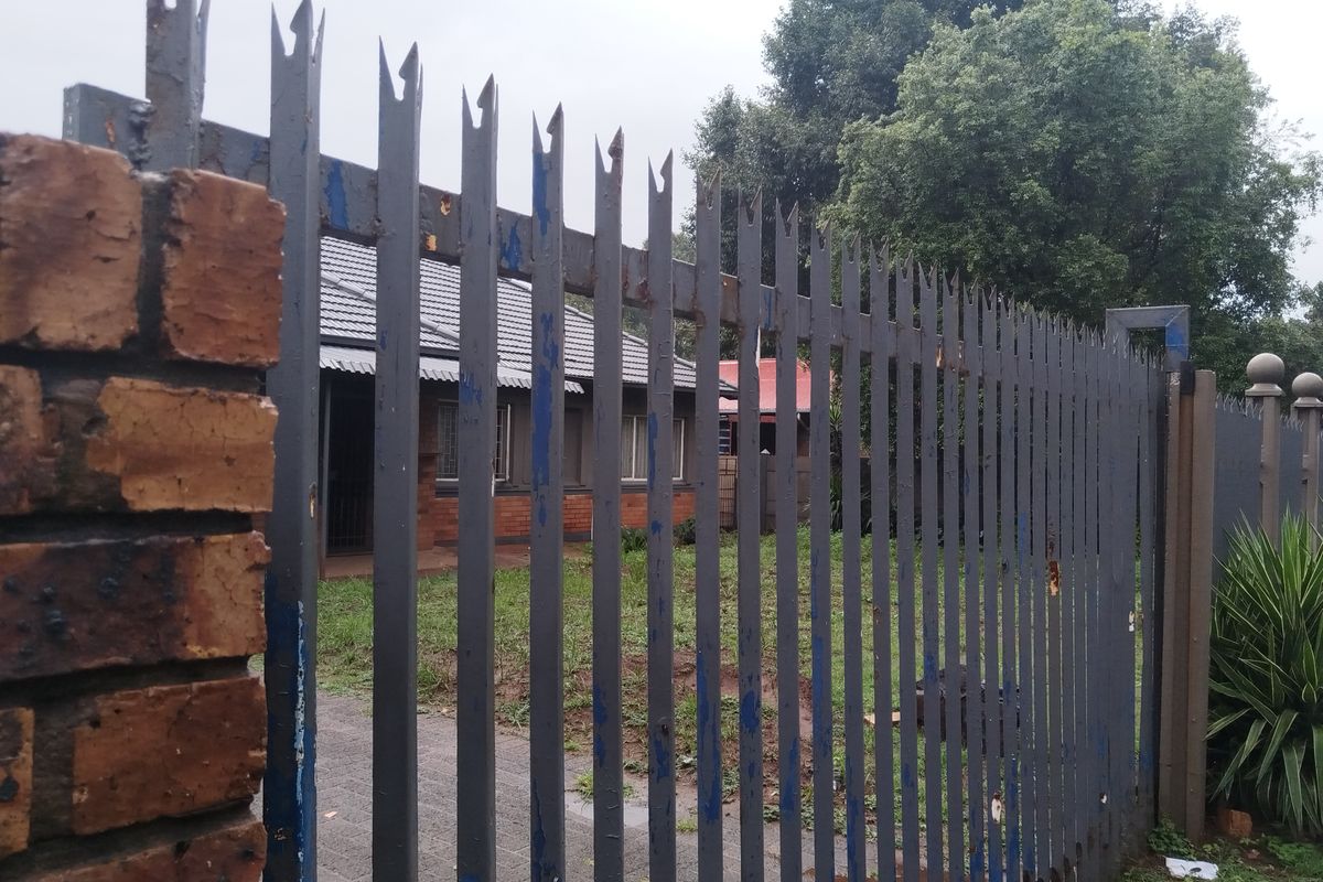 Charming Family Home in the Heart of Vanderbijlpark CE - Photo 4