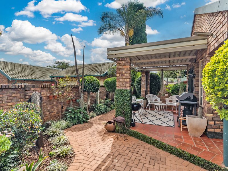 Spacious 3-bedroom townhouse with 3 livig areas and 2 outside entertainment areas - Photo 3