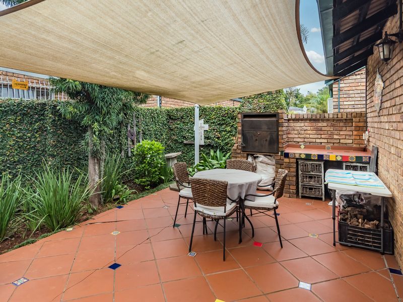 Spacious 3-bedroom townhouse with 3 livig areas and 2 outside entertainment areas - Photo 5