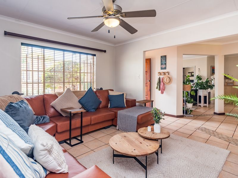 Spacious 3-bedroom townhouse with 3 livig areas and 2 outside entertainment areas - Photo 8