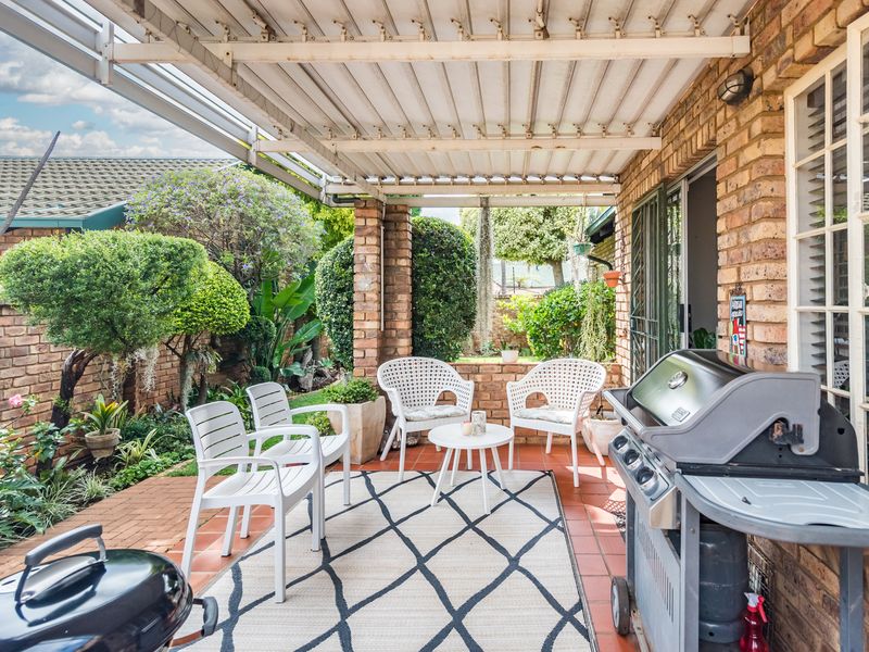 Spacious 3-bedroom townhouse with 3 livig areas and 2 outside entertainment areas - Photo 7
